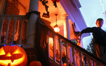 Boy Decorates the House of a Lonely Old Lady for Halloween to Convince Her That the Holiday Is Worth Celebrating – Story of the Day