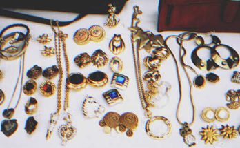 Old Lady Sees Late Mother’s Pendant at Flea Market, ‘I’ll Pay Double Its Price’ She Suddenly Hears – Story of the Day