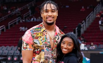 Simone Biles and Husband Jonathan Owens Share Sweet Moment on the Field Before Bears-Vikings Game – Video