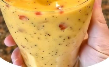 Tropical Strawberry Mango Smoothie: A Refreshing, Creamy, and Nutrient-Packed Drink 🍓🥭🥥