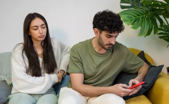 Psychologist explains the eight relationship signs that someone is going to cheat on you