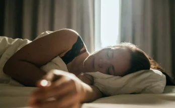 Sleep expert issues warning to anyone who gets 6 hours or less a night